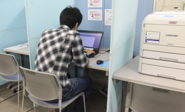 書類を作成できるパソコンとプリンター